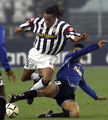 领取巴萨队史最受喜爱球员奖，梅西：巴塞罗那是我的家（梅西当选巴萨史上最受喜爱球员：巴塞罗那永远是我家）