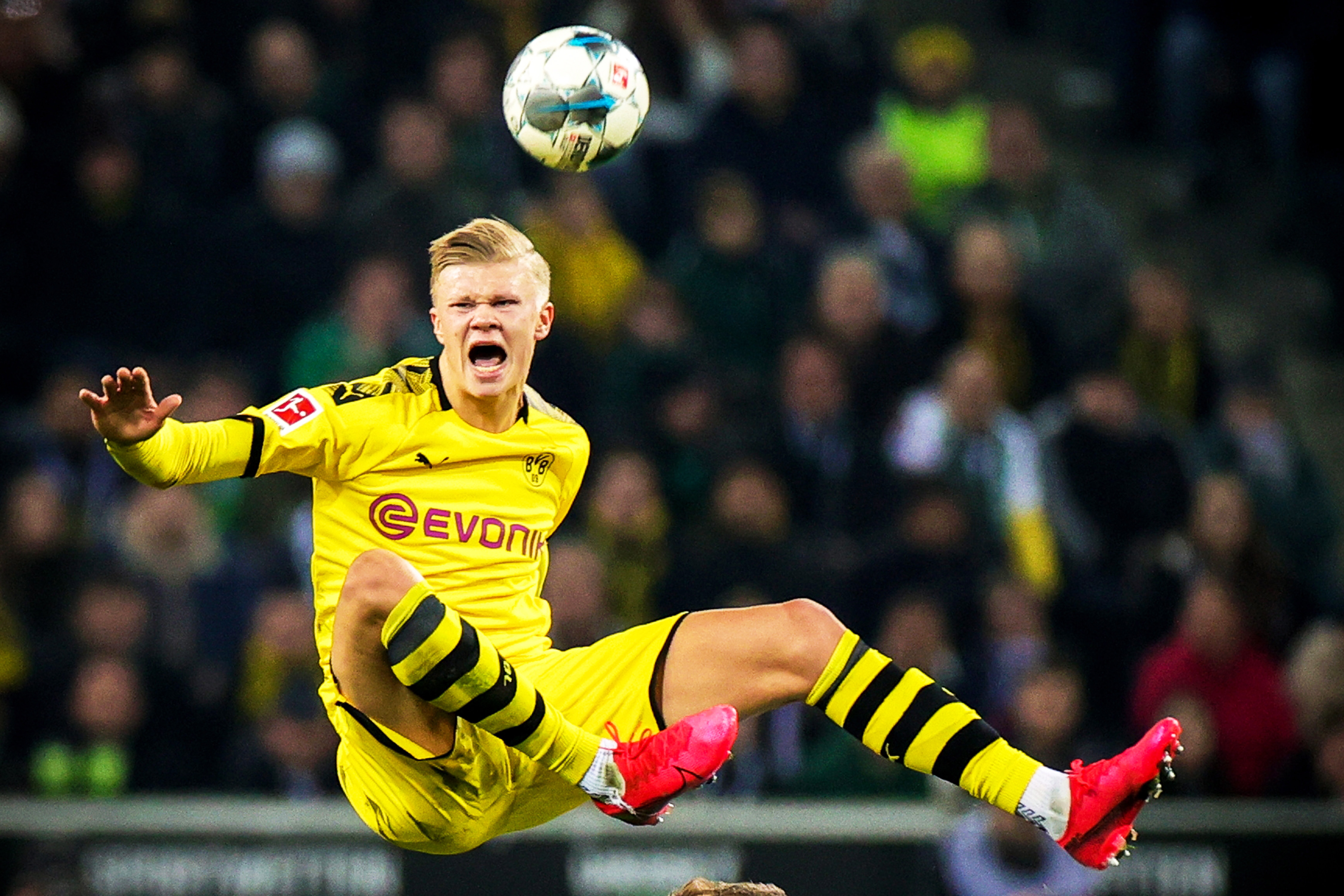 足球欧联杯精彩倒钩破门当选本周最佳进球（欧联杯惊艳倒钩破门荣膺本周最佳进球）