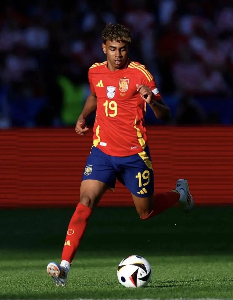 博涅克：莱万应去美国或中东捞金，若去米兰易被意甲后卫肘击（博涅克劝告：莱万不如赴美国或中东淘金，若投米兰恐遭意甲后卫肘击）