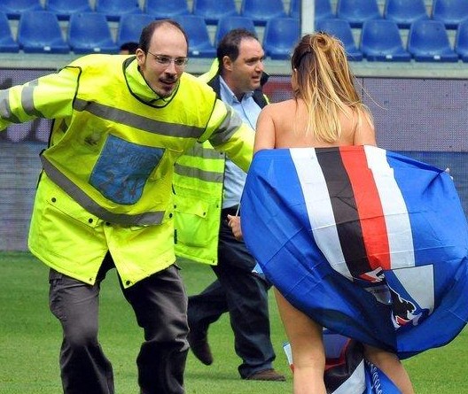 一贝蒂斯球迷袭击了一巴萨球迷，部分球迷甚至高喊“你真棒”（一名贝蒂斯球迷袭击巴萨球迷，现场有人起哄高喊“你真棒”）