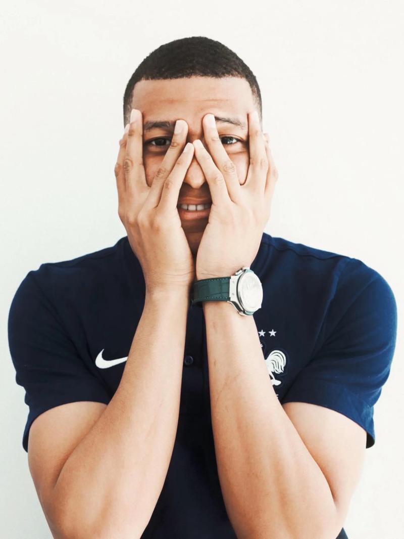 杜兰特关键中投命中，全场欢呼（杜兰特关键时刻中投命中，全场沸腾）