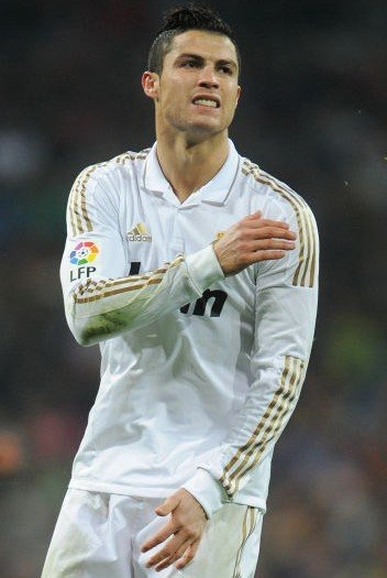 辛辛那提中场吉迪赛后与梅西交换球衣，双方握手并拥抱（赛后辛辛那提中场吉迪与梅西互换球衣，握手相拥致意）